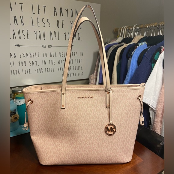 Handbags - Michael Kors Tote Bag 💗🤍
